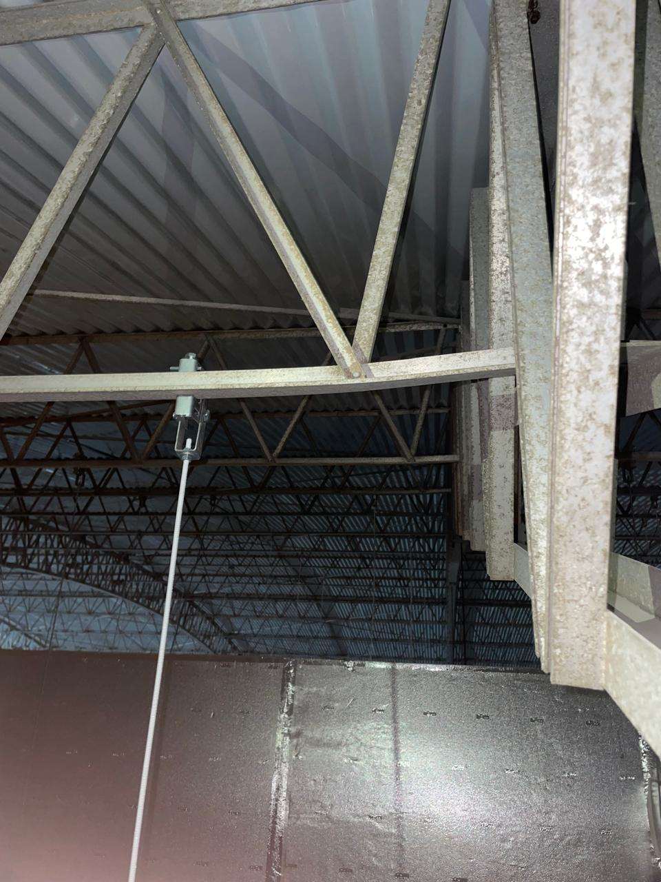 Registro de inspeção da coberta em alumínio do centro comercial em Fortaleza.